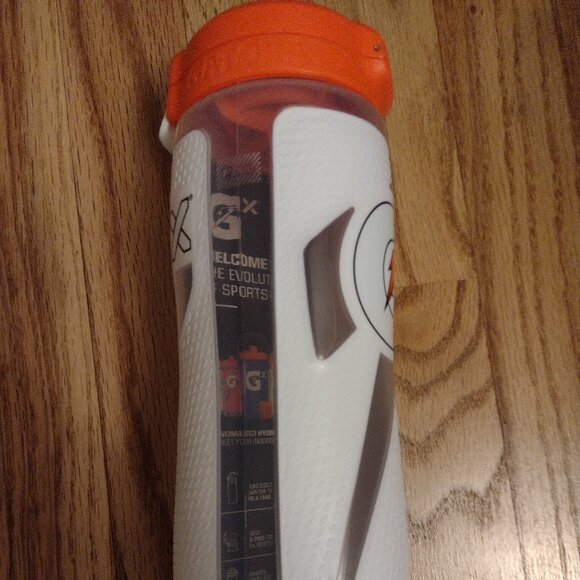New with tags Gatorade Big 10 Bottle and New Gatorade Towel - Picture 4 of 14